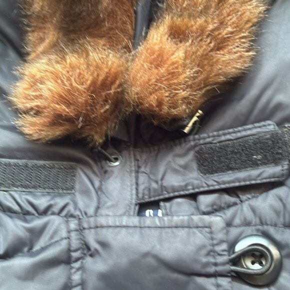 GAP Women’s Black Hooded Down Puffer Vest Faux Fur Trim Size Medium - Picture 5 of 12